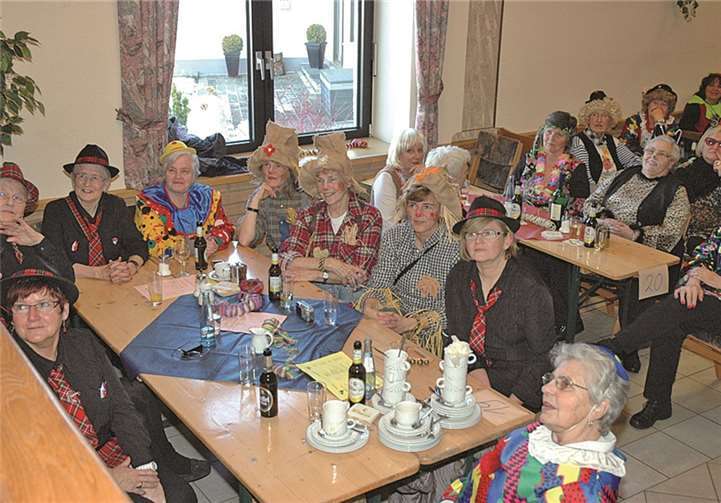 Kunterbunt und gut gelaunt: Die närrischen Landfrauen verstehen es, zu feiern. Die schönsten Kostüme werden prämiert.