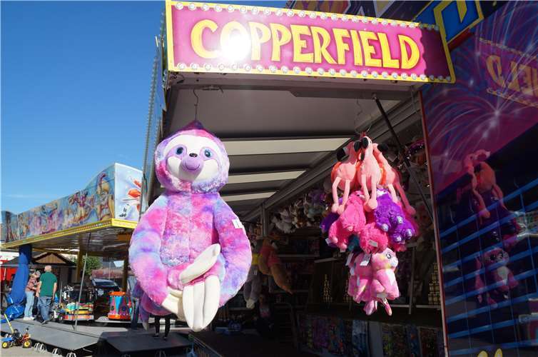Kunterbunte Buden und Karussells sind noch immer Markenzeichen einer Kirmes.
