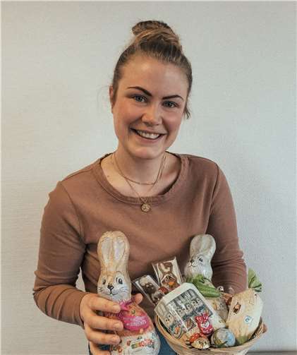 Kunterbunte Köstlichkeiten mit dem Fairtrade-Siegel wie die Leckereien im Osternest der Fairtrade-Projektbeauftragten der VG Weißenthurm, Kim Lachmann, machen nachhaltiges Naschen möglich.Foto: VG Weißenthurm