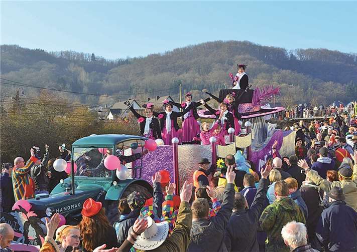 Kunterbunte Zugwagen zogen durch die begeisterte Menge der närrischen Zuschauer. Klaus Wirtz