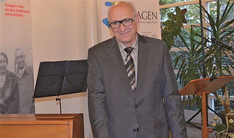 Kurator Rudolf Menacher führte in die Ausstellung ein und dankte den zahlreichen Mitstreitern. AB