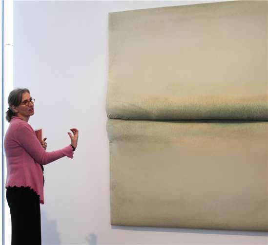 Kuratorin Jutta Mattern mit der Arbeit „Schwall“ von 1972.