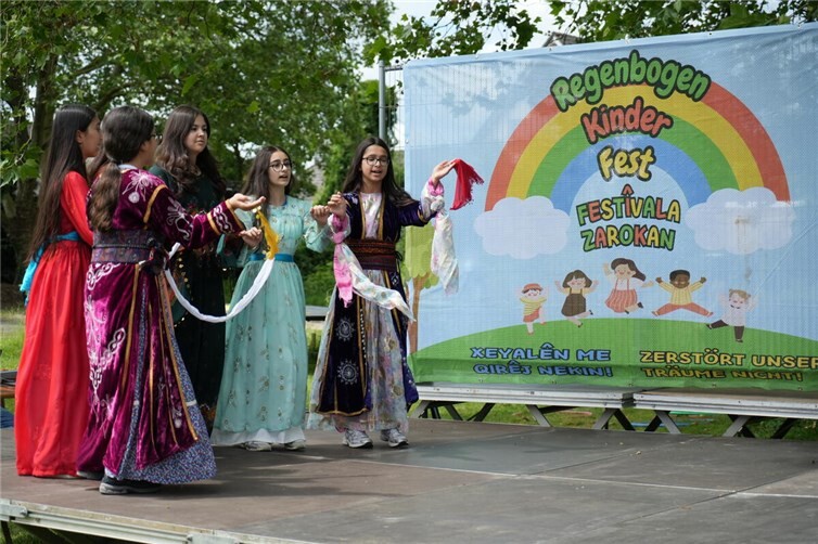 Kurdische Mädchen tanzen einen traditionellen Folklore-Tanz.