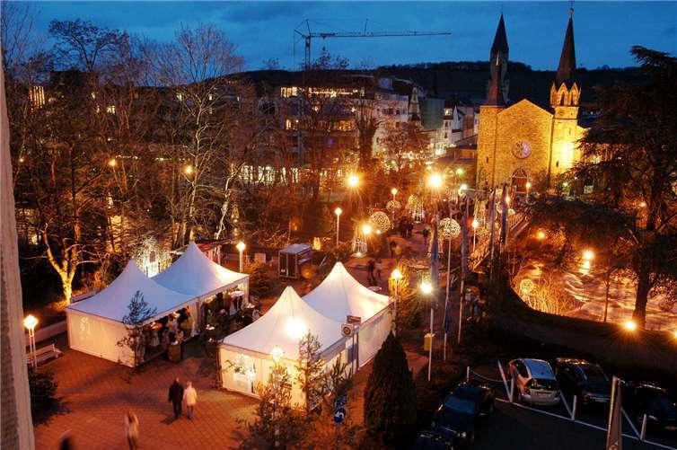 Kurgartenbrücke und Kurpark werden festlich geschmückt.Fix