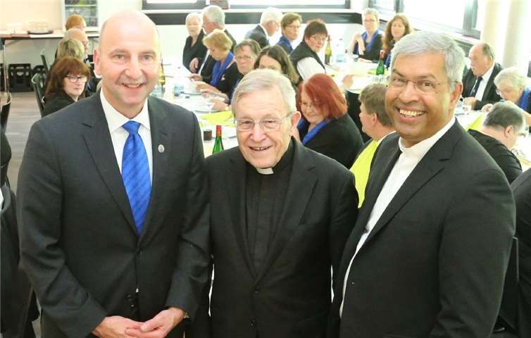 Kurienkardinal Walter Kasper (Mitte) freut sich über die erneute Mitwirkung des GV Germania beim Festgottesdienst am kommenden Samstag. privat