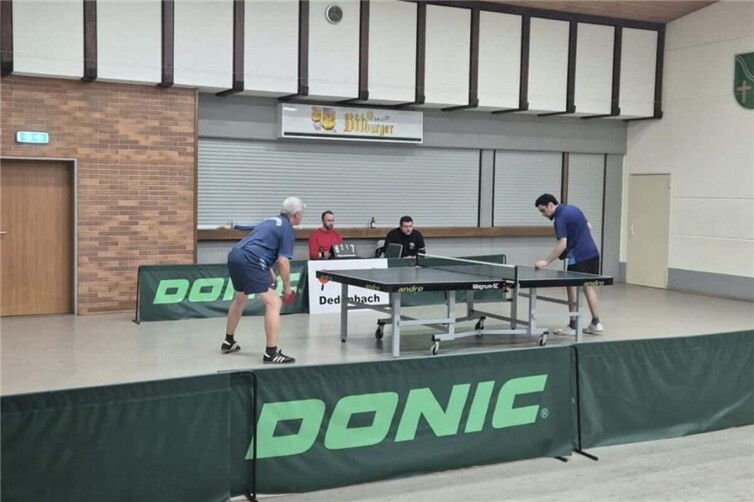 Kurosch Khashaman bei seinem Aufschlag.