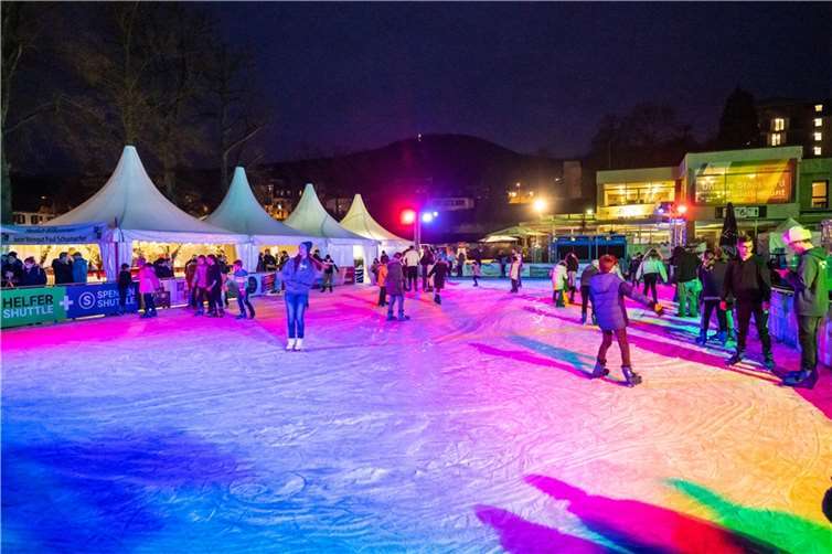 „Kurpark on ice“ ist beliebt bei alt und jung. Foto: Dominik Ketz