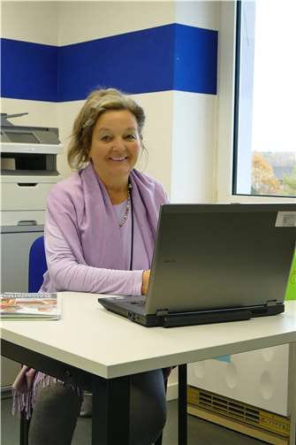 Kursleiterin Anita Velten freut sich auf die Besucher der kostenlosen Sprechstunde und erleichtert so den Umgang mit digitalen Medien. Foto: Pressestelleder Kreisverwaltung