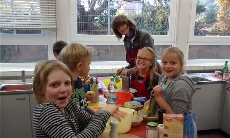 Kursleiterin Margit Nelles-Lawnik vermittelte den Drittklässlern der Grundschule Dernau, wie herzhafte Kartoffelgerichte zubereitet werden. privat