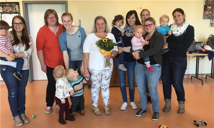 Kursleiterin Ute Görgens feiert ihr 25-jähriges Kursleiterjubiläum bei der Kath. Familienbildungsstätte Linz gemeinsam mit den Teilnehmerinnen der Eltern-Kind-Gruppe in Niederbreitbach. Foto: Familienbildungsstätte Linz