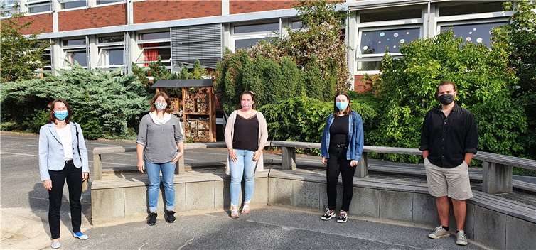 Kursleiterinnen und Kursleiter zum Start der Sommerschule mit Bürgermeisterin Foto: privat