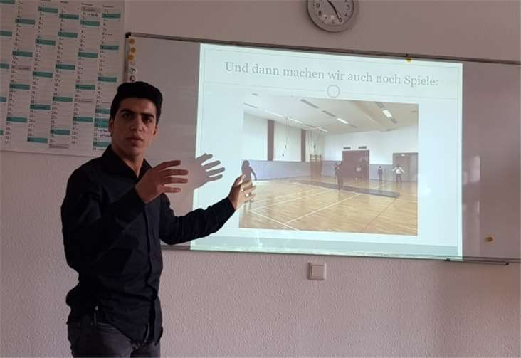 Kursteilnehmer Mouaiad referierte zur Bedeutung von Sport und Bewegung im Kurs.  privat