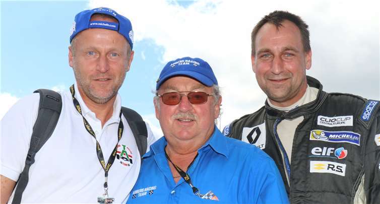 Kurt Ahrens mit seinen Söhnen Mike und Alf im Fahrerlagerim August 2017 – Sohn Mike fährt in dritter Generation Autorennen Foto: Ridder