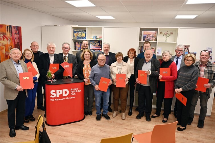 Kurt Beck ehrt zahlreiche Mitglieder für ihre lange Treue zur SPD. Foto: Hans-Jürgen Vollrath