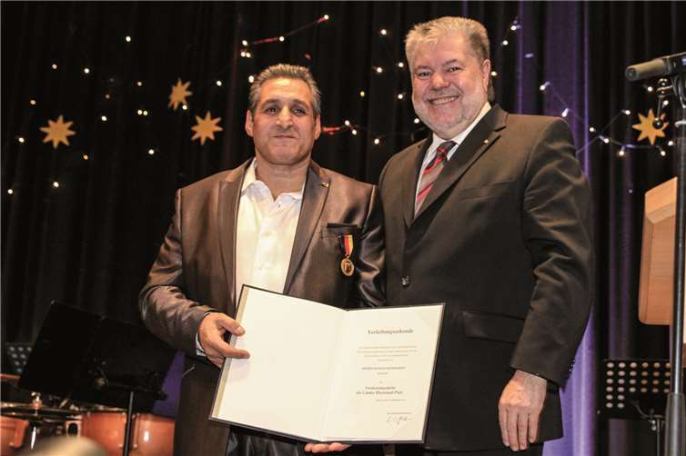 Kurt Beck verleiht Django Reinhardt  die Verdienstmedaille von Rheinland-Pfalz.