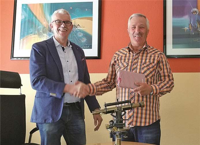 Kurt Bruder konnte sich zum Dienstjubiläum über ein Buchgeschenk und Wort der Anerkennung freuen. privat