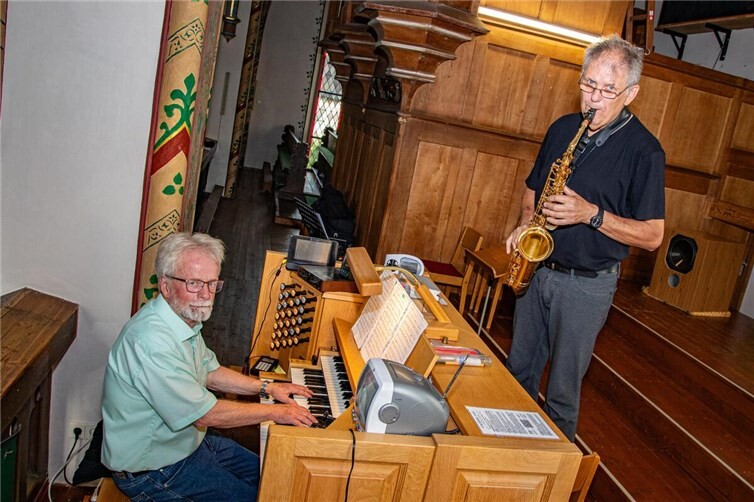 Kurt Bücher (li.) und Hans Fister werden im Zeichen der Liebe ein Benefizkonzert in der Laurentiuskiche in Nentershausen spielen. Foto: Andreas Egenolf