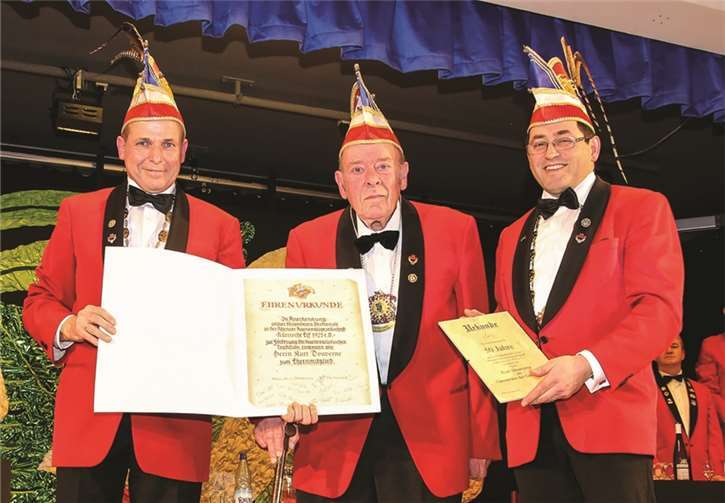 Kurt Douverne erhielt für seine 50-jährige Mitgliedschaft einen Orden, eine Urkunde und die Ehrenmitgliedschaft in der KG Närrische Elf.