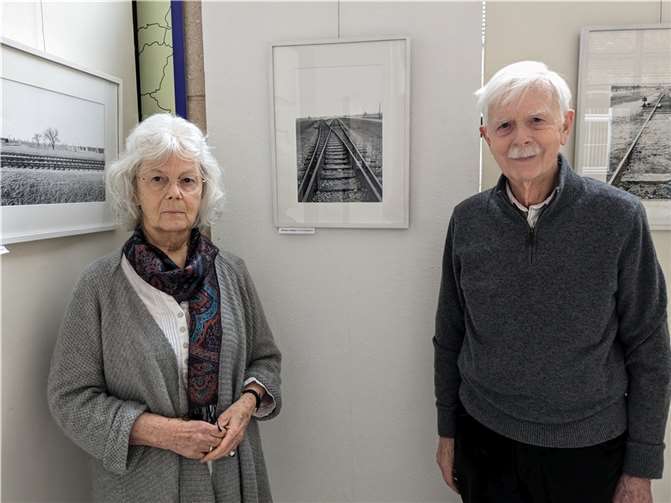 Kurt Dziubek und Waltraud Dettling vor Bildern der Ausstellung.