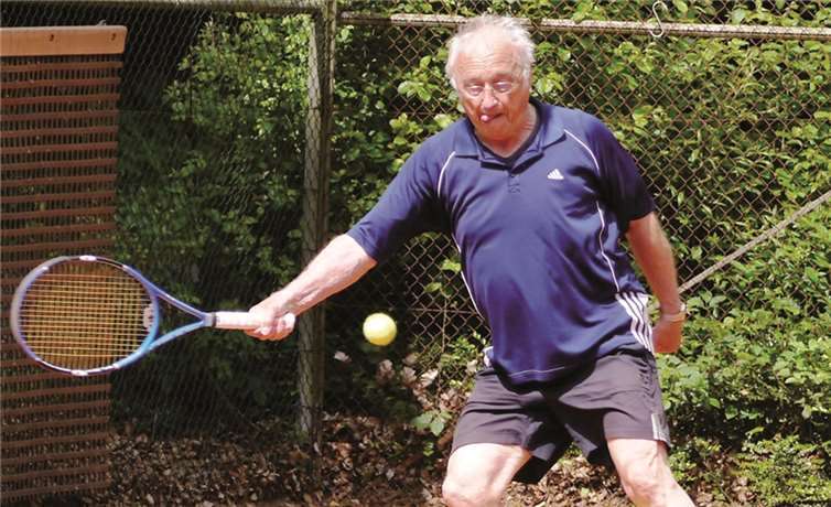 Kurt Eidner - sportlich immer noch herausragend - wurde zum Ehrenmitglied des TC Steimel gewählt.