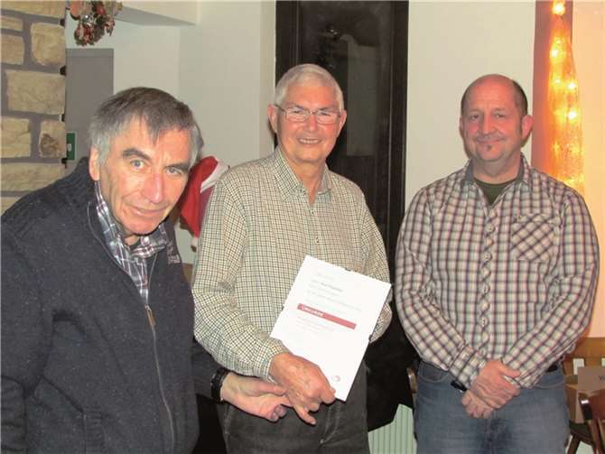 Kurt Fleischer (Mitte) wurde für 60 Jahre aktives Singen vom Vorsitzenden des Kreis-Chorverbandes Herbert Kutscher (li.) geehrt.