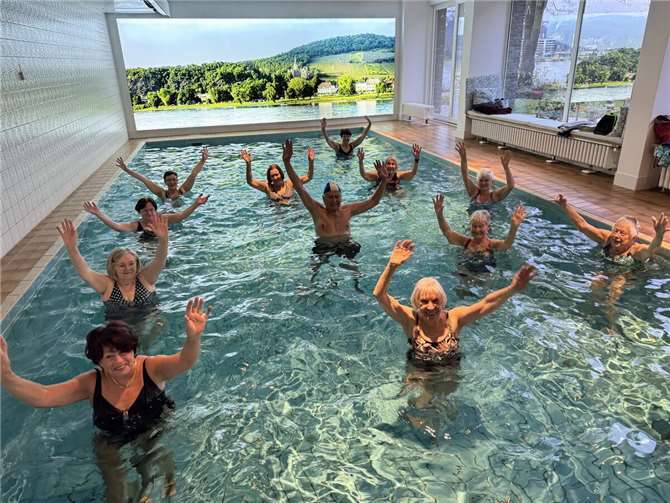 Kurt Gilles (Mitte mit Badekappe) und einer der Gymnastikgruppen im Bad des Hotels.  Foto: Rolf Niemeyer