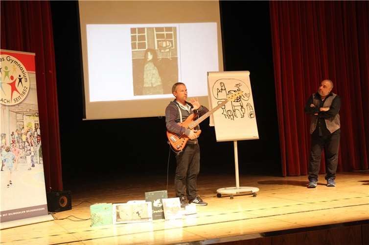 Kurt Holzkämper und Mehrdad Zaeri auf der Bühne. Foto: privat