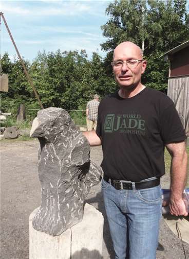 Kurt Hüneke hat sich bei der Schaffung eines Greifvogels von der Form des Steins leiten lassen.