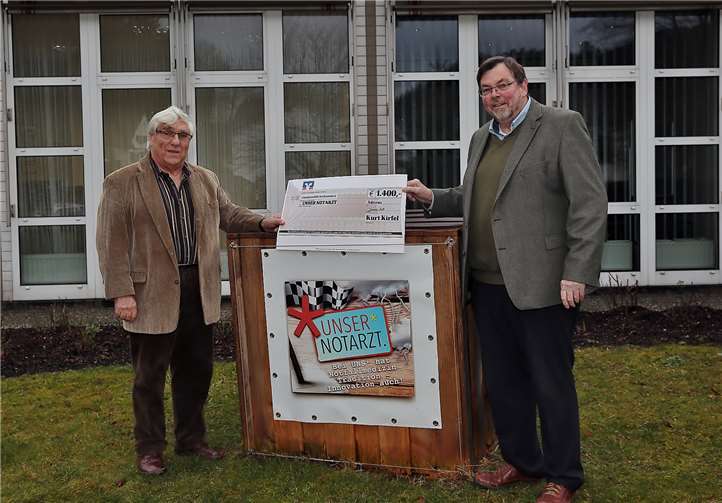 Kurt Kirfel über gab den Spendenscheck an Bernd Schiffarth. Werner Dreschers