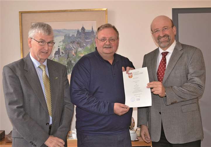 Kurt Kleemann (Mitte) mit den Gratulanten Bürgermeister Herbert Georgi und Büroleiter Ala Krämer.AB
