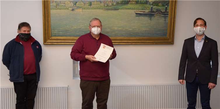 Kurt Kleemann (Mitte) wurde von Bürgermeister Björn Ingendahl (re.) verabschiedet.Foto: privat