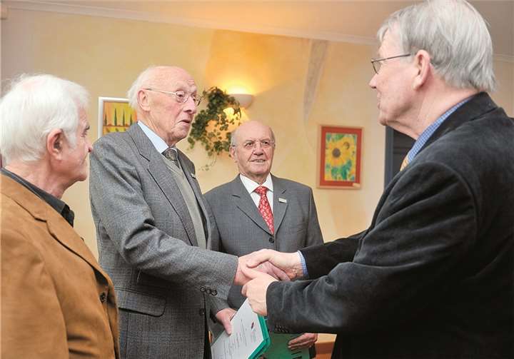 Kurt Lorch und Engelbert Grün wurden für ihre langjährige Vorstandstätigkeit ausgezeichnet. FIX