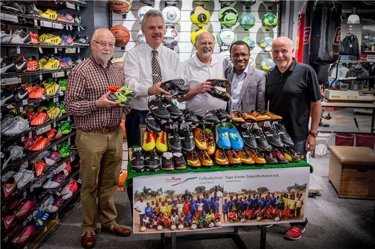 Kurt Mager (rechts) übergab 22 Paar Fußballschuhe an Prof. Dr. Gerd Wiendieck, Bürgermeister Stefan Raetz, Karl L. Krakow und Christ Kokou vom Verein Togo-Kinder Zukunftschance.  Foto: -VJ-