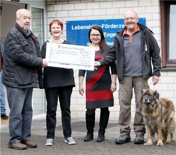 Kurt Mink (Mitglied Sofa-Freunde und Vorstandsmitglied Lebenshilfe), Eva Jagos (Geschäftsführerin Verein Lebenshilfe), Marianne Mehlbreuer (Lebenshilfe Förderzentrum GmbH), Peter Kitten und Peter Kittens Mischlingshund „Ledi“(v. li.)Foto: privat.