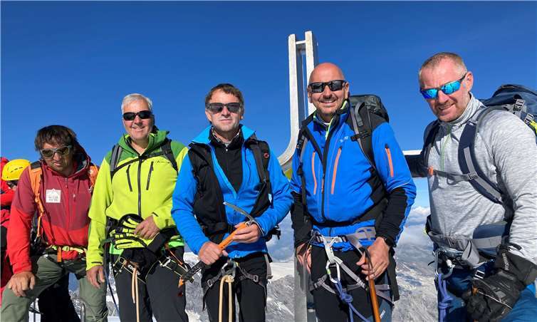 Kurt Ortler Bergführer Sulden (v.li.), Helmut Seiwert Wehr, Reiner Gasper Niederzissen, Gerd Münz Bbr.-Lützingen und Michael Veith Nierendorf, vor dem Gipfelkreuz. Foto: privat