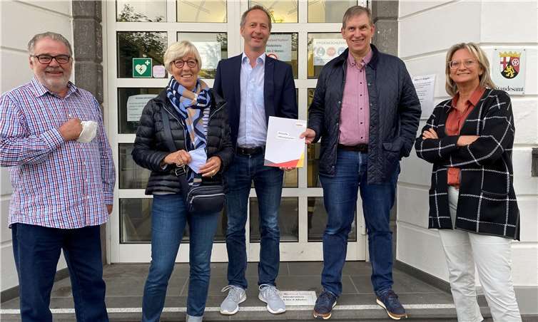 Kurt Quarz, Pia Wasem, Markus Jüris, Markus Jolas und Silvia Mühl von der CDU Sinzig vor der Überreichung der umfangreichen Arbeitsunterlagen an die Stadt Sinzig.Foto: privat