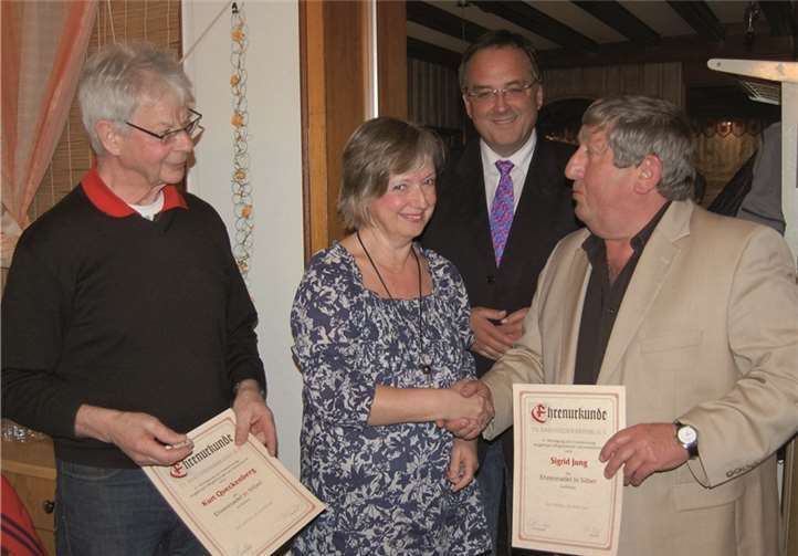 Kurt Queckenberg und Sigrid Jung wurden vom Vorsitzenden Raimund Schmidgen und Bürgermeister Bernd Weidenbach für 30 Jahre treue Mitgliedschaft im TV geehrt.  FA