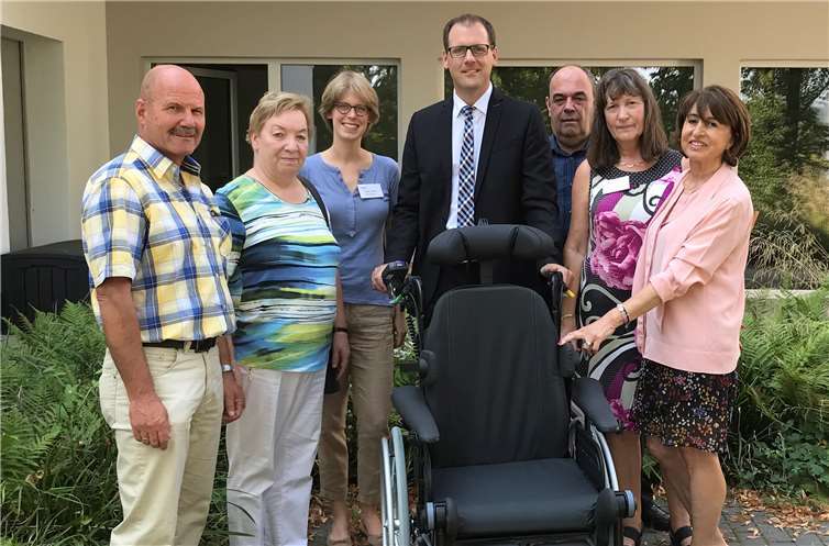 Kurt Schmitz (v. l.), ehrenamtlicher Hospizbegleiter, Hildegard Schneider, stellvertretende Vorsitzende des Hospizvereins Rhein-Ahr, Anna Louen, Mitarbeiterin des Hospizes, Thomas Theisen, Direktor des Regionalmarktes der Volksbank, Otto Wiemer, ehrenamtlicher Hospizbegleiter in Ausbildung, Monika Bauer, ehrenamtliche Hospizbegleiterin, und Monika Lessenich, Mitglied des Vorstands des Hospizvereins, freuen sich über den neu angeschafften Rollstuhl. privat