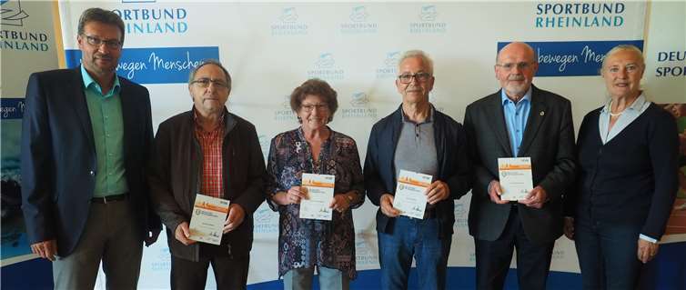 Kurt Schüller (2.v.l.),Hans Dott (4.v.l.), SBR Präsidentin Monika Sauer (r.). Foto: SV Urmitz