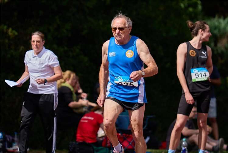 Kurt Schüller vor seinem Start über 100m beim heimischen Sportfest. Foto: Christoph Wesemann