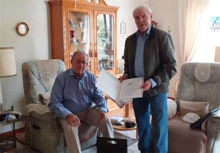 Kurt Slomma (links) wurde für 60 Jahre Mitgliedschaft beim VdK geehrt. Fotos: privat