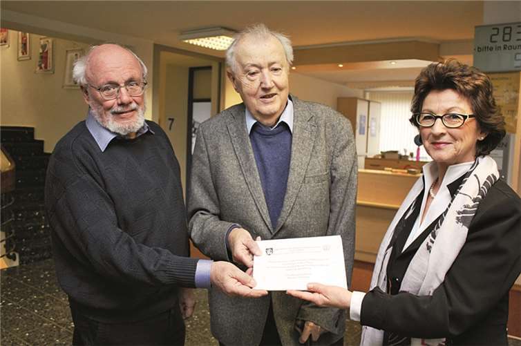 Kurt Zimmermann (li.) und Dr. Dr. Harald Uhl übergeben den Offenen Brief an Bürgermeisterin Renate Offergeld. Gemeinde Wachtberg/ms