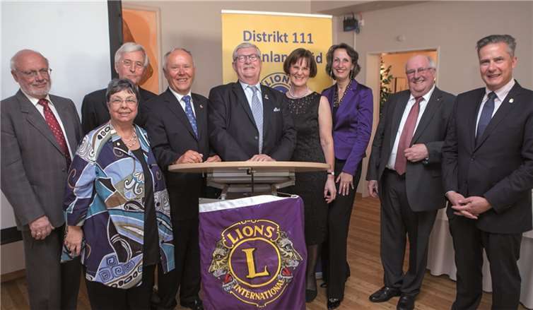 Kurt Zimmermann vom Ökumenischen Arbeitskreis Wachtberg (links) freute sich über die Spende des Lions Club Meckenheim-Wachtberg anlässlich des zehnjährigen Bestehens. Dafür sorgten unter anderem (von links) Fundraising-Beauftragte Dr. Gudrun Mieth-Leichsenring, die beiden Clubgründer Heinrich Alles und Gerhard Bigalke, Distrikt-Governor Herrmann Weingartz, Präsidentin Susanne Benarey-Meisel, Gründungspräsidentin Dr. Heike Schäffler, Clubsekretär Christian Ullmann und Zonen-Chairman Dr. Markus Stein.JOST