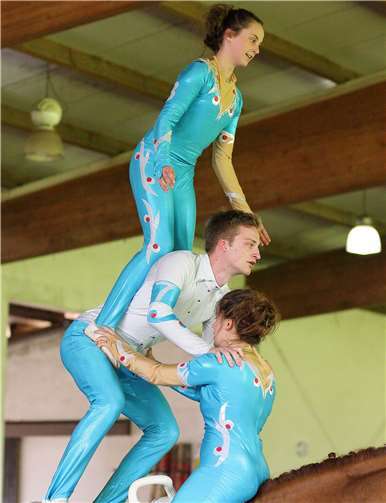 Kurtscheid I mit Pferd Dobby. Zu sehen sind Annouschka Konitzer, Ida Runkel und Oliver Schöttler.