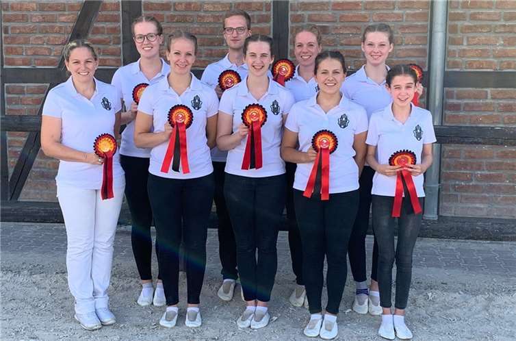 Kurtscheid I v.l. Benigna Osten-Sacken (Longenführerin), Sari Blum, Nikola Becker, Oliver Schöttler, Ida Runkel, Nadja Netzer, Annouschka Konitzer, Maja Assenmacher, Lea Francke.  Foto: privat