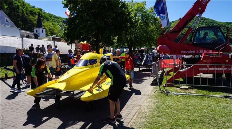 Kurz bevor das Rennen beginnt herrscht, geschäftigesTreiben aus dem Fahrerlager auf dem Weg zur Mosel.