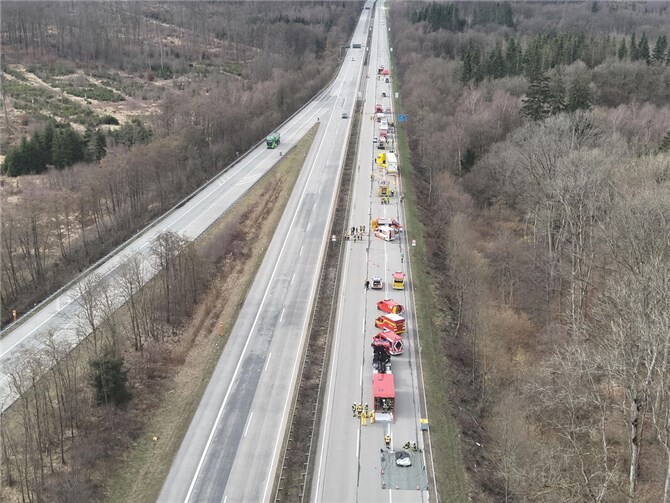 Kurz hinter dem Dernbacher Dreieck übte der Gefahrstoffzug auf der teilgesperrten A 48.