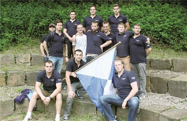 Kurz nach dem Königsschießen sonnte sich Dennis Krupp hinter der Vereinsfahne in seinem Erfolg, bevor Axel Weber (re. neben ihm) am nächsten Tag in die Königs-Bresche sprang. DL