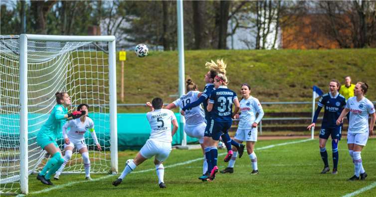 Kurz nach dem Rückstand köpfte Kathrin Schermuly den Ball ins Tor der Gäste aus Frankfurt. Foto: Roland Schäfges - www.myfoto24.eu“