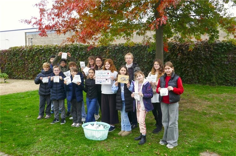 Kurz vor Beginn der Herbstferien besuchte eine Schülergruppe der Geschwister-Scholl-Realschule Plus das Tierheim Andernach. Foto: privat